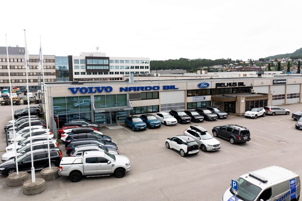Bilforhandler med biler parkert utenfor